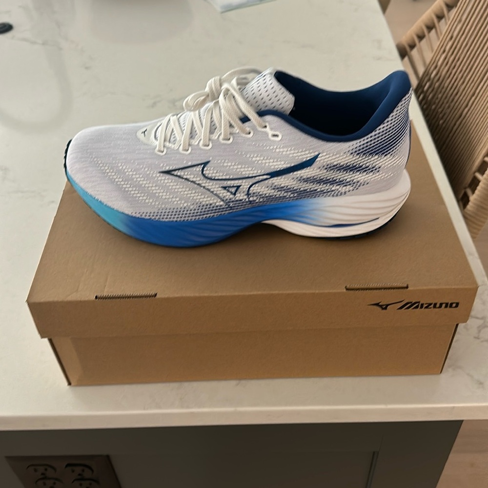 Mizuno wave rider 28. Size 11.5. Brand new with box